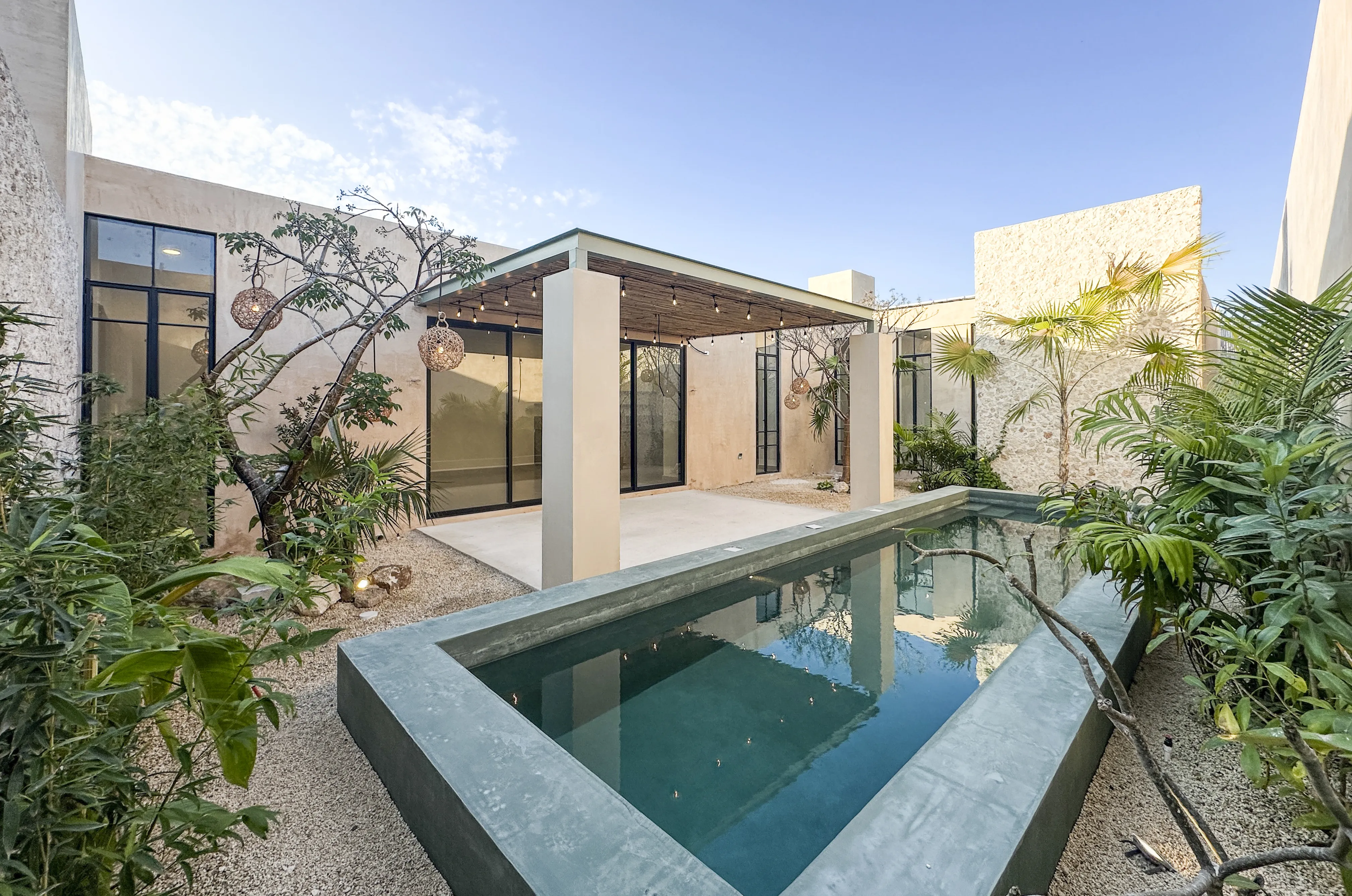 CASA TIKI TIKI EN VENTA UBICADA EN CHOLUL CON ALBERCA Y EQUIPADA .webp